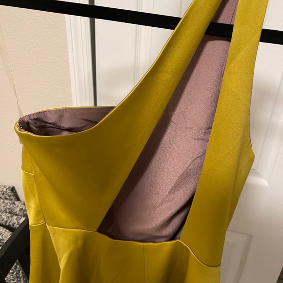 Very delicate and soft one shoulder dress - Picture 7 of 10